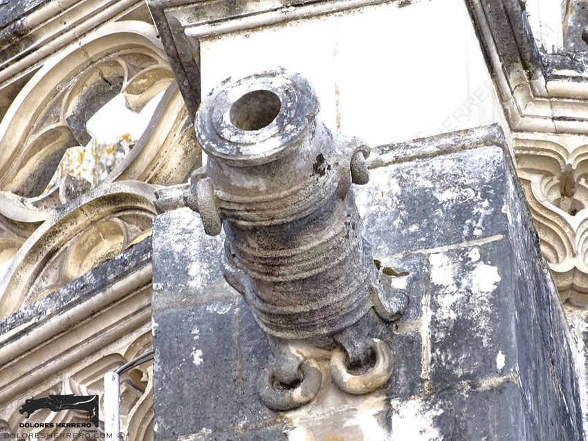 Gárgolas de la Iglesia de Nuestra Señora de la Asunción de Aroche (Huelva) 25 Gárgola del Monasterio de Batalha (Portugal). Es un cañón.